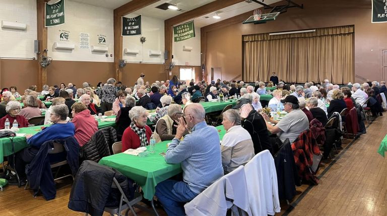 Volunteers Provide Free Thanksgiving Meal for Elderly in Cornwall, COH